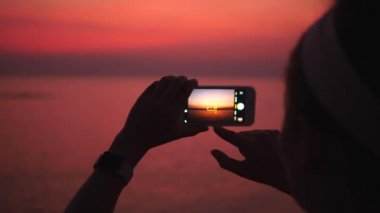 Kadın Eller Deniz Üzerinde Gün Batımının Cep Telefonu ile Fotoğraf Çekiyor