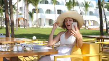Tatillerde Plaj Restoranında Smartphone ile Selfie çeken Genç Kadın
