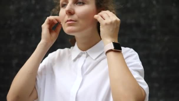 Ung hipster kvinna lyssna musik från Smartwatch i trådlösa hörlurar — Stockvideo