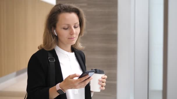 Бізнес жінка в бездротових навушниках гарнітура відповіді на телефон — стокове відео