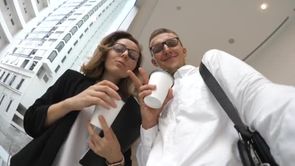 Ευτυχισμένο ζευγάρι των επιχειρήσεων λαμβάνοντας Selfie με Smartphone με καφέ στα χέρια — Αρχείο Βίντεο