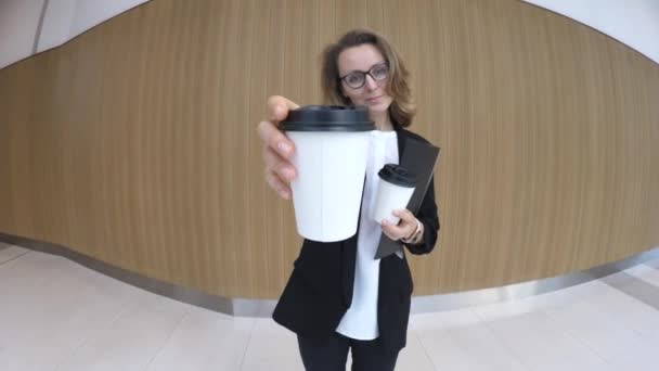 Mujer de negocios en pausa de café Ofreciendo café a su colega — Vídeos de Stock