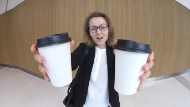 Молодая дружелюбная деловая женщина предлагает кофе, чтобы пойти в камеру — стоковое видео