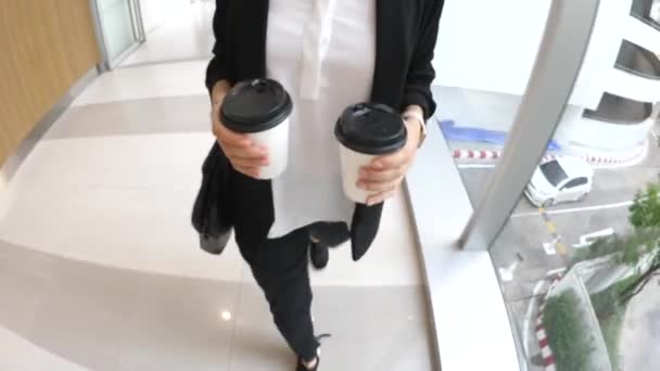 Close-up handen van het bedrijfsleven vrouw met twee wegwerpbekers van koffie te gaan — Stockvideo