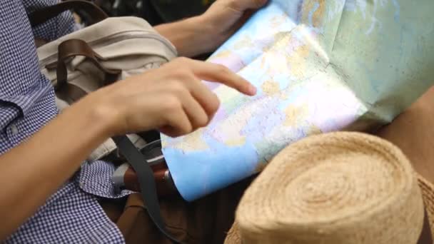 여행 컨셉. 도시 지도를 가리키는 여행자의 손. — 비디오