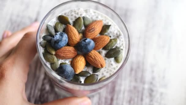 Närbild av Vegansk Chia pudding i ett glas för hälsosam frukost — Stockvideo
