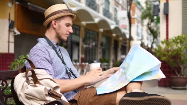 Man Tourist Reading Map E Beber Café. Conceito de Atividade de Lazer de Viagem . — Vídeo de Stock