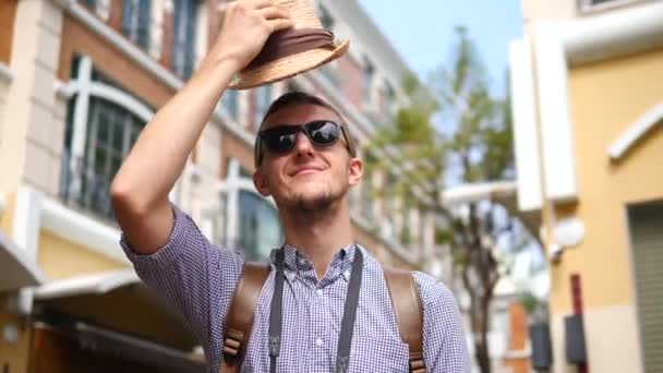 Retrato De Hombre Turista En Sombrero Hipster Y Gafas De Sol Turismo En La Ciudad — Vídeo de stock