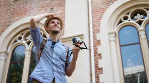 Стильный мужчина путешественник фотографируя туристические достопримечательности при осмотре достопримечательностей в городе — стоковое видео
