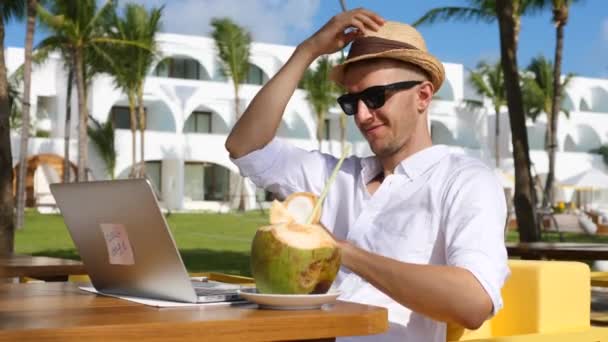 Joven hombre de negocios exitoso con ordenador portátil de relajación en la playa en Villa — Vídeo de stock