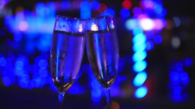 Yeni Yıl Kutlaması İki Şampanya kadehiyle
