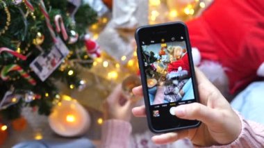 Noel 'i Kutlayan Kadın Noel Baba' yı Telefonla Fotoğraflıyor