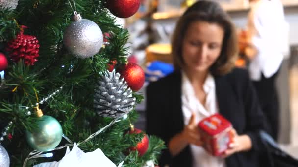 Mujer joven eligiendo regalos de Navidad — Vídeo de stock