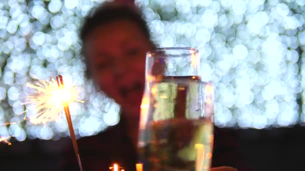 Mulher celebrando o Natal segurando champanhe e espumantes — Vídeo de Stock