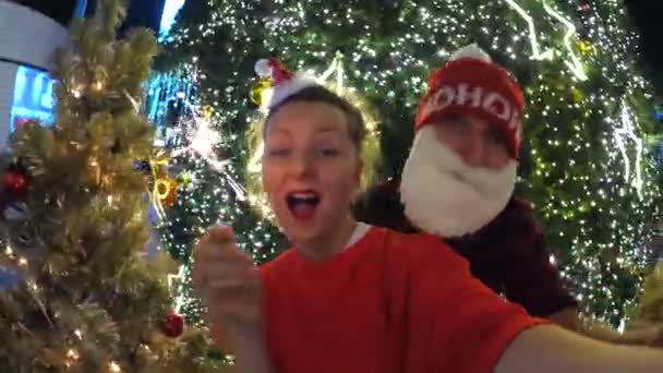 Casal feliz segurando Sparklers, sorrindo enquanto celebra o Natal — Vídeo de Stock