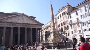Roma 'daki Pantheon Kilisesi ve Turistlerle Meydan. Roma, İtalya, 10 Ekim 2018.