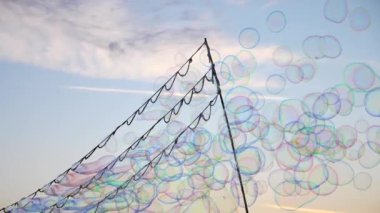 Açık havada köpük üflemek. Eğlence konsepti, doğum günü partisi. Yavaş Hareket.