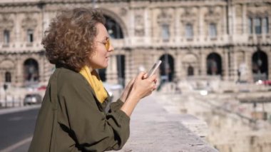 İnsanlar, Teknoloji ve Tatil Konsepti. Şehirde Cep Telefonu Kullanan Kız.