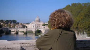 Roma Tatili 'nin tadını çıkaran Turist Kadın