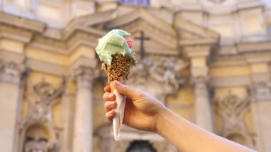 İtalyan dondurma külahı ellerindeydi. Roma 'da Tatil, İtalya.