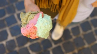 Dondurma Konisi Elde