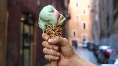 Elde eriyen dondurmalar. Gıda ve Seyahat Konsepti.