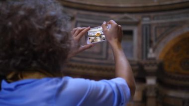 İnsanlar, Teknoloji ve Avrupa Gezisi Konsepti. Antik Tarihi Sitenin Fotoğrafını Çeken Turist.