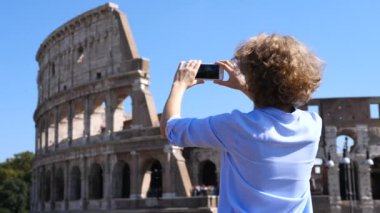 Genç Turist Kadın Akıllı Telefon Kullanarak Kolezyum 'un Fotoğraflarını Çekiyor.