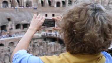 Antik Roma Harabelerinin Fotoğrafını Çeken Kadın Turist Akıllı Telefon Kullanıyor