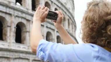 Turist Kadın Akıllı Telefon Kullanarak Ünlü Tarihi Yerlerin Fotoğrafını Çekiyor.