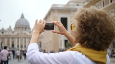 Akıllı Telefonla Tarihi Fotoğrafları Çeken Bayan Turist, Avrupa 'da Seyahat Ediyor