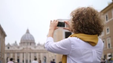Avrupa 'da Smartphone Seyahatinde Turist Çekiminin Fotoğrafını Çeken Genç Kadın.