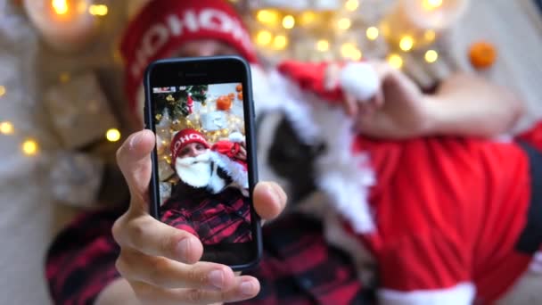 Santa Man tar jul selfie med hund Använda telefon — Stockvideo