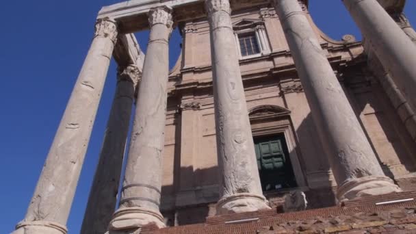 Ruínas romanas com colunas em Roma, Fórum. Evidência arqueológica antiga . — Vídeo de Stock