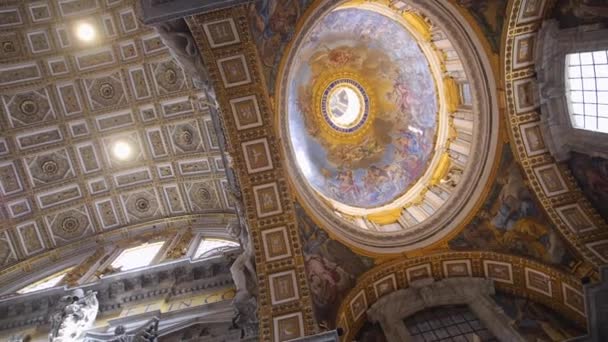 로마의 성 베드로 대성당 천장에 있는 돔 과 프레스코 벽화. Rome, Italy, October 10, 2018. — 비디오