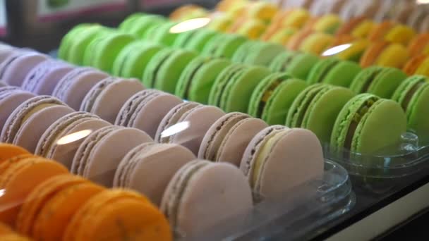 Färgglada Macarons Display i bageributiken. Närbild. — Stockvideo