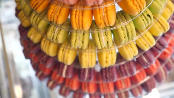 Postres famosos o confección popular: Macaron Torre de varios colores que se muestran en la panadería Café . — Vídeo de stock