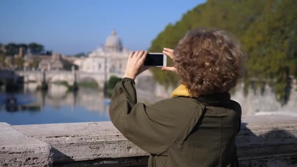 Женщина-турист фотографирует ориентир со смартфоном, путешествует по Европе — стоковое видео