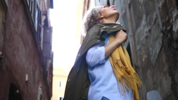 Jeune femme marchant dans la vieille ville. Visites, Voyages, Vacances, Tourisme Concept . — Video