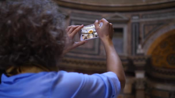 Les gens, la technologie et l'Europe Trip Concept. Le touriste prend des photos du site historique antique . — Video