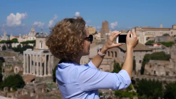 Turista femenina tomando fotos de ruinas antiguas usando Smartphone — Vídeos de Stock