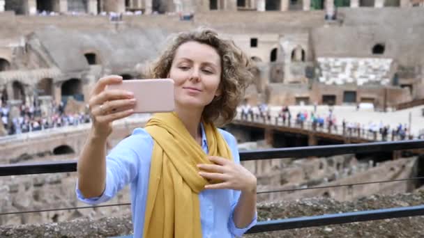 Νεαρή ταξιδιώτη γυναίκα λαμβάνοντας Selfie χρησιμοποιώντας Smartphone Σε Διάσημη Τουριστική Έλξη. — Αρχείο Βίντεο