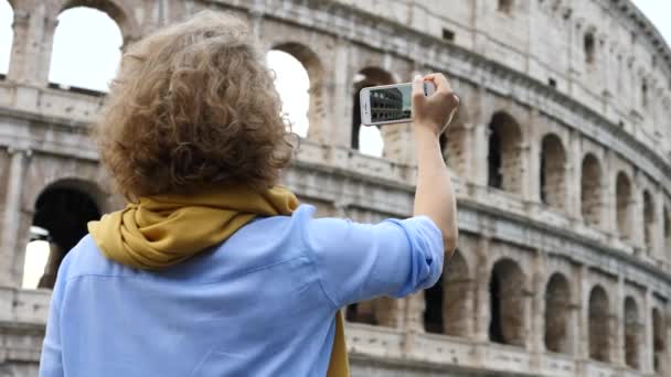 Donna turistica che fotografa il Colosseo a Roma usando lo Smartphone . — Video Stock