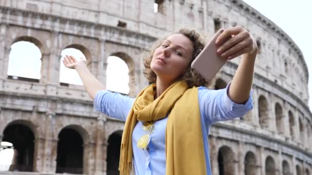 Ταξιδιωτική Φωτογραφία, Τουρισμός, Τεχνολογία. Γυναίκα blogger λήψη Selfie φωτογραφία χρησιμοποιώντας Smartphone. — Αρχείο Βίντεο