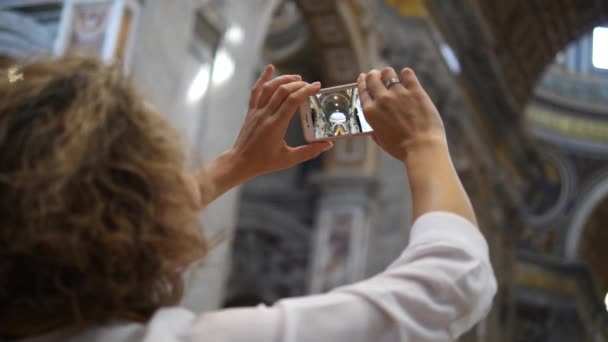 Reiziger vrouw fotograferen interieur binnen kerk met Smartphone. Toeristische attractie. — Stockvideo