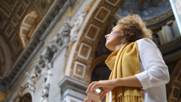 Turista feminina tirando foto com celular de cúpula e pintura fresca na igreja — Vídeo de Stock