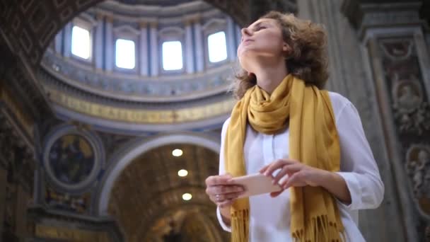 Turismo, Tecnología, Concepto de Personas. Chica con teléfono celular Turismo Tomando fotos . — Vídeos de Stock