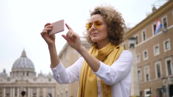 Mujer joven tomando fotos con el teléfono celular viajando por Europa. Vacaciones romanas . — Vídeo de stock