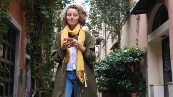 Concepto de gente y tecnología. Mujer joven usando el teléfono celular en la ciudad . — Vídeos de Stock