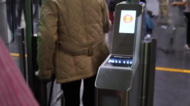 Otomatik Gümrük İzinli Havalimanı 'ndaki Yolcu Pasaportu. Roma, İtalya, 10 Ekim 2018.